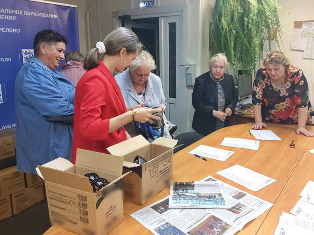 Чесночный соус, матрас и конфеты с портретом депутата. Что дарят петербуржцам за два месяца до выборов