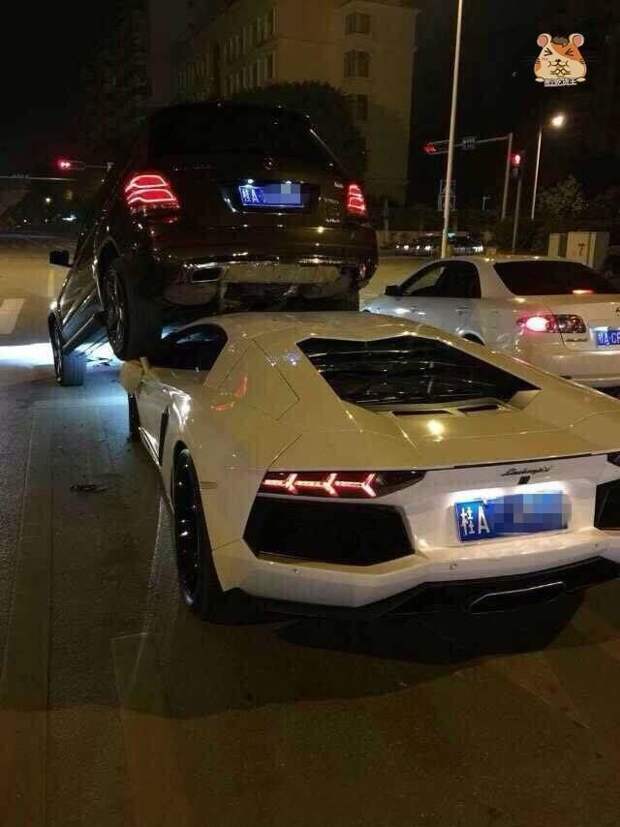 Внедорожник уселся на морду шустрого Lamborghini (3 фото)
