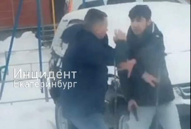 Очередное "торжество" российского правосудия было зафиксировано в Екатеринбурге, где Чкаловский районный суд Свердловской области посчитал нападение с ножом и избиение местного жителя "незаменимым...-4
