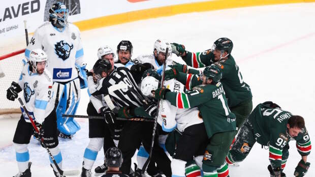 Минское "Динамо" и казанский "Ак Барс" устроили серию драк на льду