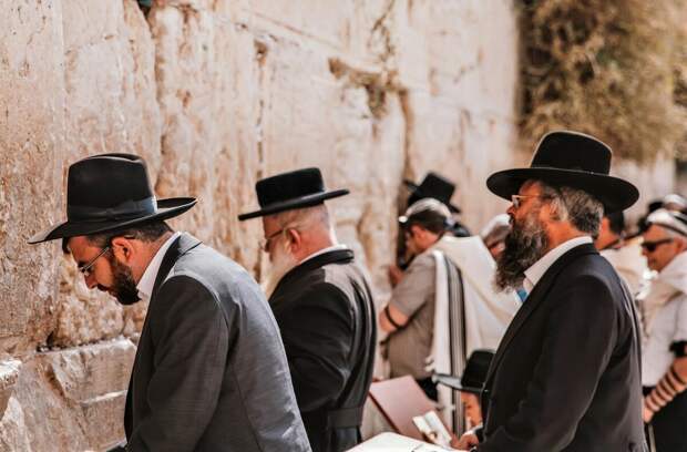 Иудеи молятся у Стены плача.