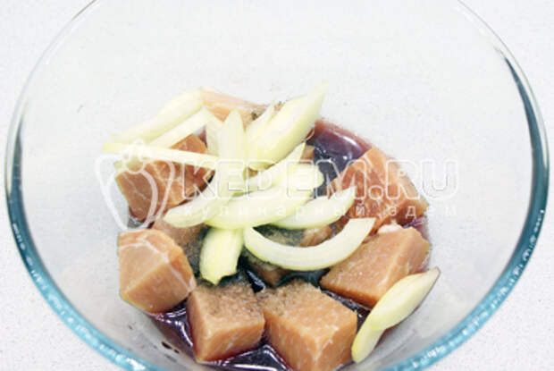 Мясо  порезать кубиком и мариновать 6 часов в смеси красного вина, яблочного уксуса, 2-3 зубчиков чеснока, соли, перца и паприки, половинки головки репчатого лука, порезанного полукольцами. 