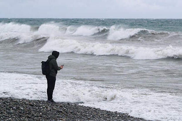Пляжи Новороссийска оказались завалены мусором после сильного шторма