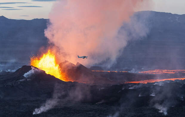 Самолет летит над вулканом Бардарбунга в Исландии