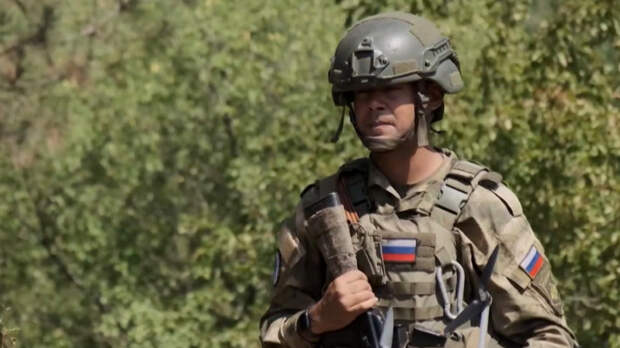 Он родом из штата Массачусетс. Десять лет отслужил в военно-воздушных войсках США, потом в национальной гвардии штата. В какой-то момент он понял, что «должен сделать что-то со всем этим». Фото: 5-tv.