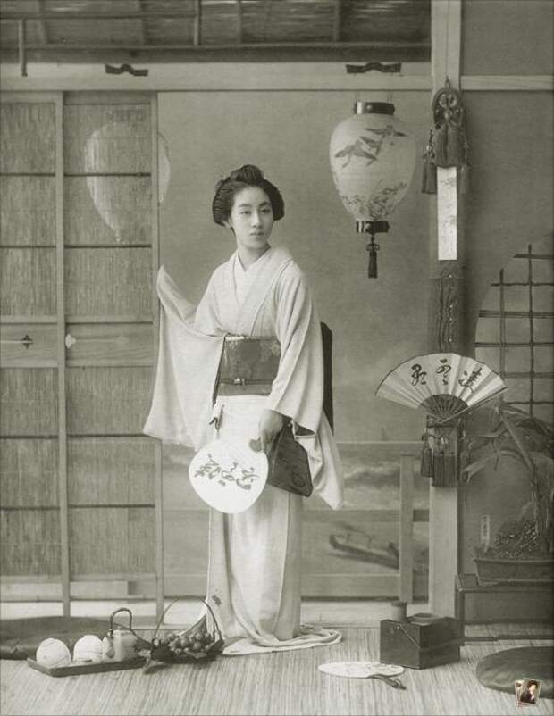 Момотаро из дома гейш Сагами ( Momotaro of the Sagamiya geisha house (相模屋桃太郎)) Она заняла второе место на вышеупомянутом конкурсе красоты.