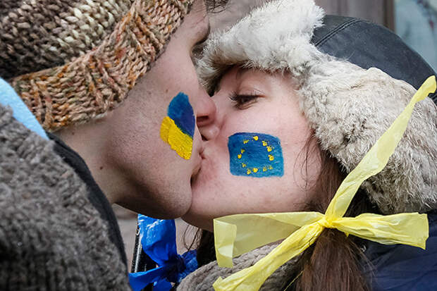 Students kiss as they stand on a street to form a human chain from the Ukrainian capital to the western border during a demonstration in support of EU integration at Independence Square in Kiev