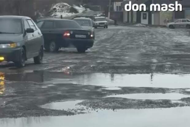 В регионе РФ пожаловались на «лунные кратеры» вместо дорогого ремонта дороги