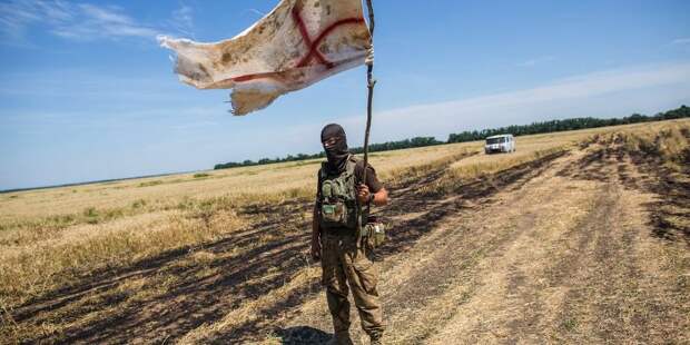 Украинские военные от голода меняют желто-голубой флаг на белый Украинские военные от голода меняют желто-голубой флаг на белый
