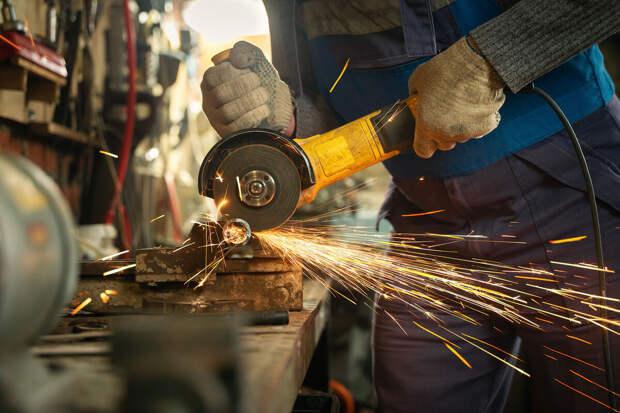 SuperJob: список самых востребованных профессий возглавляют слесари-сантехники