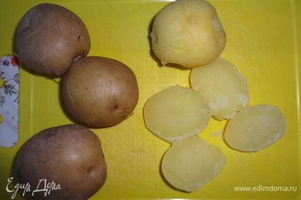 Картофель в мундирах очистить от кожуры и нарезать кружками.