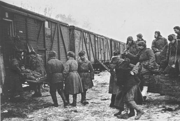 Погрузка советских раненых в эшелон для отправки в тыловые госпитали