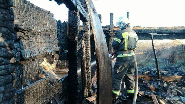 Проливка сарая / Фото: МЧС Алтайского края