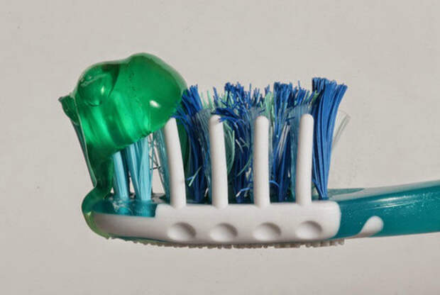 Количество зубной пасты на щетке.