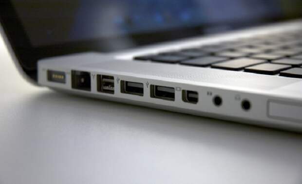 USB-порты расположены напротив тех мест, где начинаются ряды клавиш. / Фото: businessinsider.in