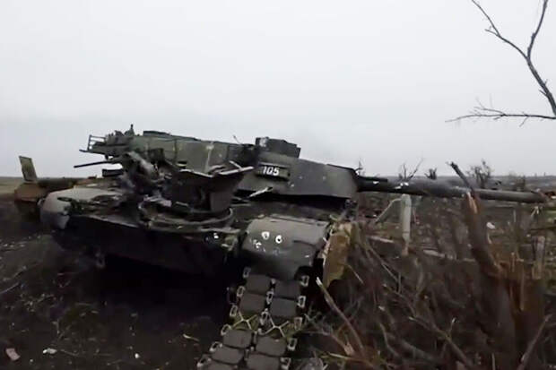 Российские солдаты захватили в качестве трофея эвакуатор для танков Abrams