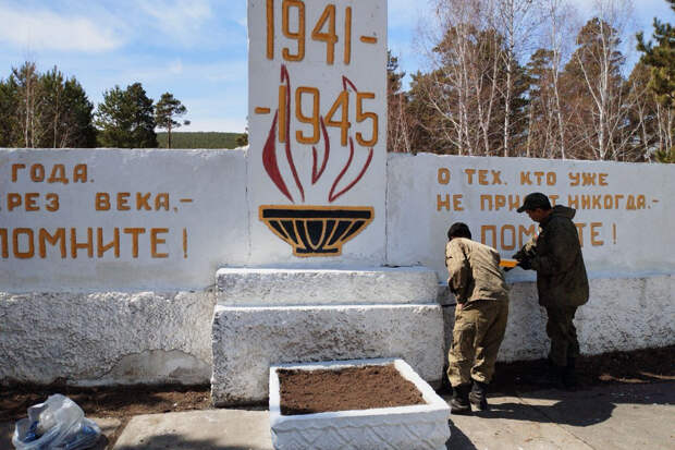 В преддверии празднования Дня Победы военнослужащие мотострелкового соединения ВВО привели в порядок монумент в городе Кяхта