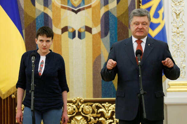 Петр Порошенко вручил Надежде Савченко орден «Герой Украины».