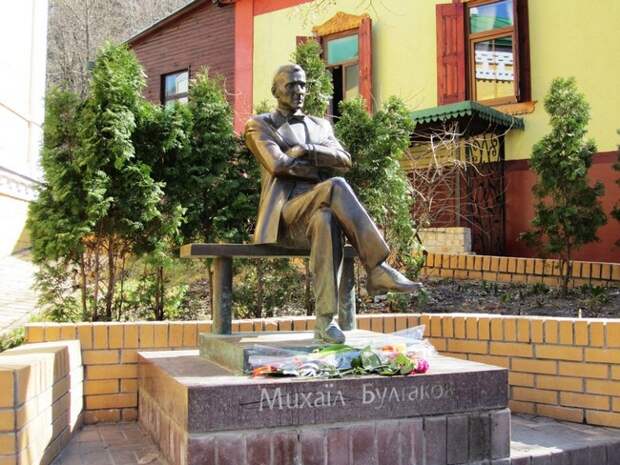 Скульптура Михаила Булгакова, Киев
