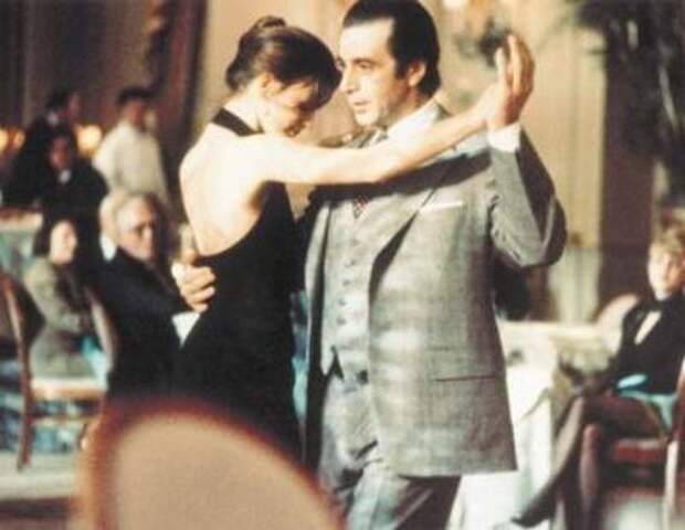 <B>Запах женщины (1992)</B><BR> Страстное танго Фрэнка Слэйда (Аль Пачино), планирующего свести счеты с жизнью, со случайной незнакомкой приковывает взгляды всех, кто находится в ресторане. Самые культовые сцены мирового кинематографа