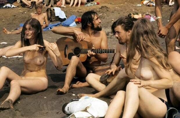 Группа обнаженных хиппи на пляже во время фестиваля Isle of Wight, 1969 год. интересное/. фотографии, история, хиппи