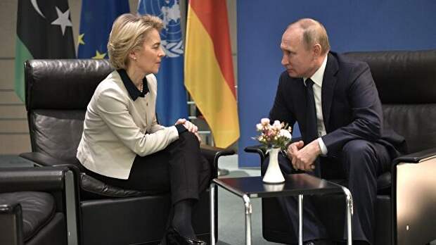 Президент РФ Владимир Путин и председатель Европейской комиссии Урсула фон дер Ляйен во время встречи на полях Международной конференции по Ливии в Берлине