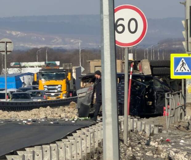 Грузовик с щебнем перевернулся и парализовал трассу в Приморье