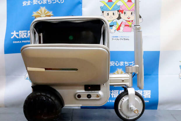 В Японии студентку остановили за вождение электрочемодана без прав