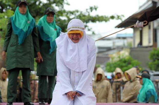 Начались публичные наказания и множество женщин носят хиджаб