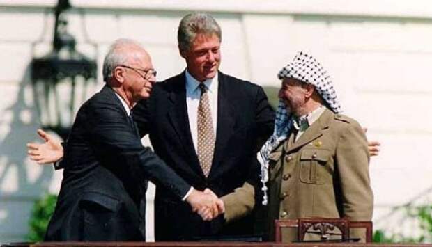 Советник Аббаса уговорил Арафата не целовать Билла Клинтона на саммите в США
