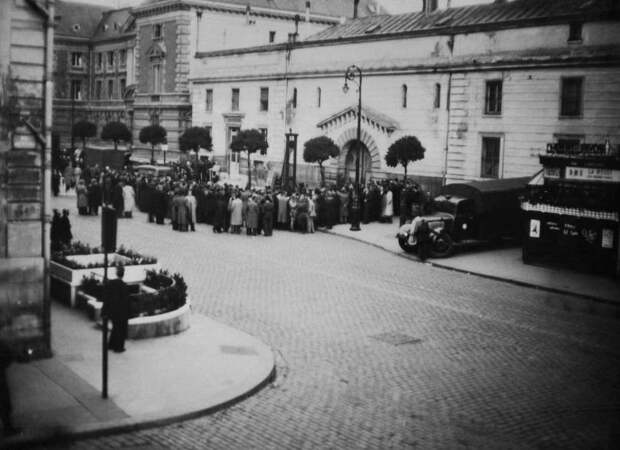 1939 год: Последняя публичная казнь во Франции с помощью гильотины. 