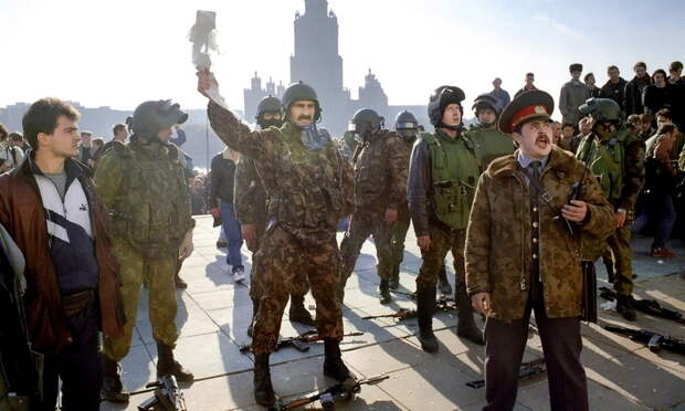 В ходе октябрьских событий 1993 года в Москве «Вымпел» действовал, как это бывало и бывает по сей день, вместе с бойцами другого знаменитого подразделения спецназа, «Альфы». Получив приказ штурмовать «Белый дом», спецназовцы его не выполнили. Сложно сказать, как повернулась бы история России в случае, если бы штурм состоялся, но можно сказать уверенно одно — удалось избежать большого кровопролития (http://www.specnaz.ru) - Дважды поднятый «Вымпел» | Warspot.ru