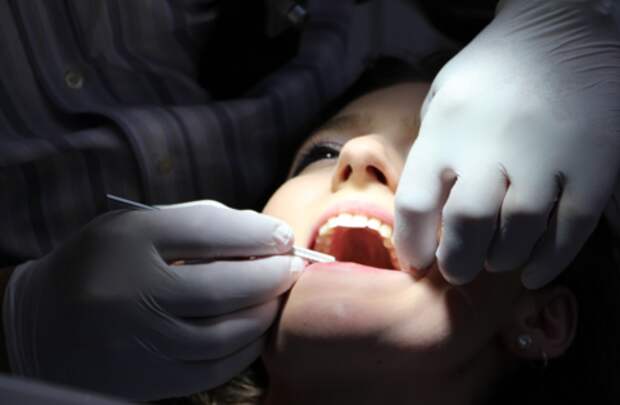 Неожиданные причины появления проблем полости рта назвал стоматолог