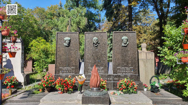 Могилы Л.М. Доватора, В.В. Талалихина и И.В. Панфилова на Новодевичьем кладбище