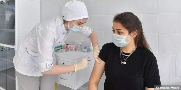 Главный инфекционист Москвы Светлана Сметанина сделала прививку от COVID-19