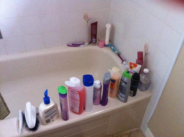 Если хранить шампуни, бальзамы, гели для душа в заводских упаковках, интерьер ванной будет неаккуратным. / Фото: zen.yandex.md