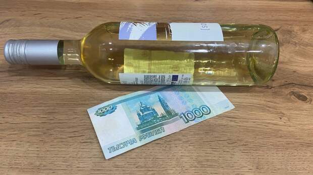 Воришка испортил вечер туляку, украв у него бутылку вина и 1000 рублей