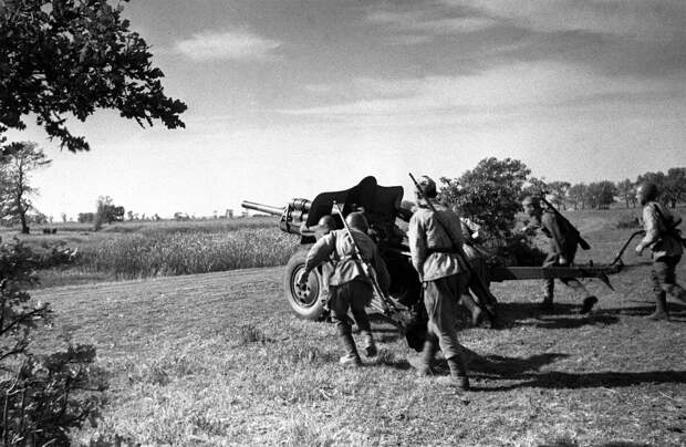Донбасская наступательная операция 1943 год. Артиллеристы Южного фронта занимают боевую позицию.