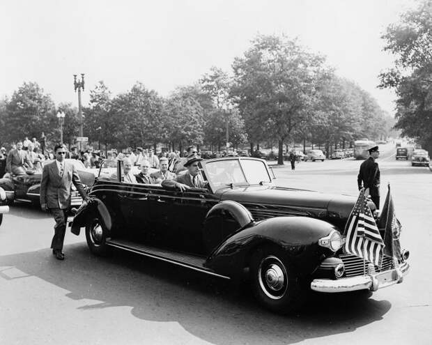 Гарри Трумен и его Lincoln. Сотрудники безопасности хорошо видны на фото, но насколько безопасен автомобиль без крыши? cadillac, авто, автомобили, бронированный авто, броня, гон, лимузин, президент