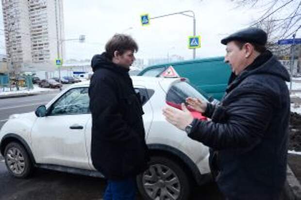 Инструктор автошколы показывает, чему сейчас учат на автодроме/Александр Кочубей, Юго-Восточный курьер»