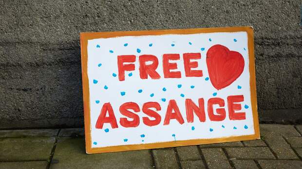 Плакат сторонников основателя WikiLeaks Джулиана Ассанжа Плакат сторонников основателя WikiLeaks Джулиана Ассанжа - РИА Новости, 1920, 05.02.2022