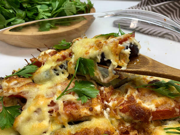 Сочные, очень вкусные, я бы даже сказала, самые вкусные баклажаны получаются по этому рецепту. Такое блюдо просто закуской не назовёшь. Это уже полноценное блюдо, к которому и гарнир не нужен!-6