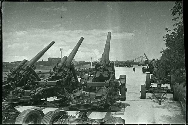 На выставке трофеев. Москва, 1945. Великая Отечественная война, СССР, история