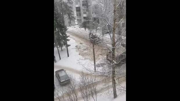 «У нас убирают снег — посмотрите, как работает техника».