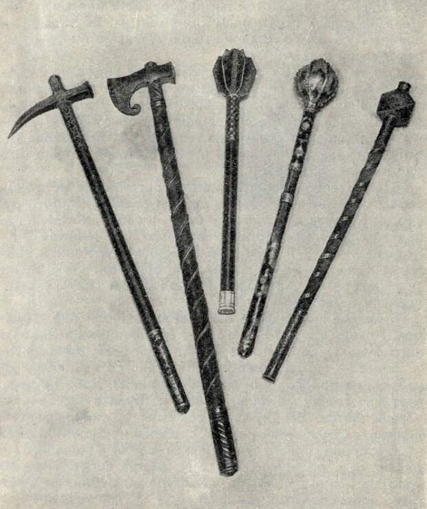 Клевец, топор, шестопер и две булавы из Оружейной палаты