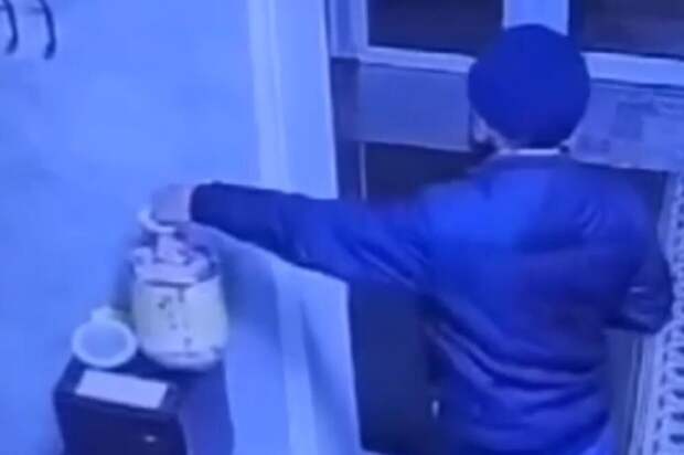 Мужчина украл ящик с пожертвованиями