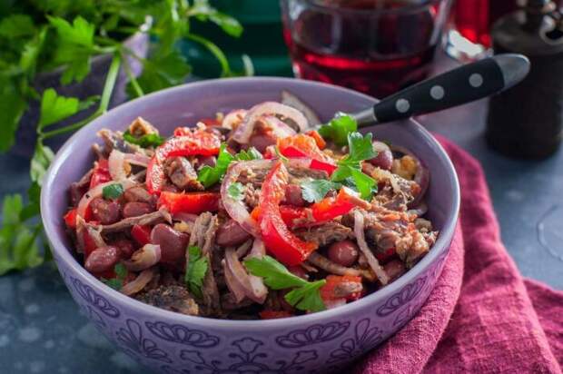 Мясной салат с фасолью. \ Фото: 1000.menu.