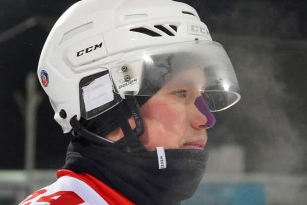 Красноярский хоккеист отморозил себе нос во время матча в Новосибирске