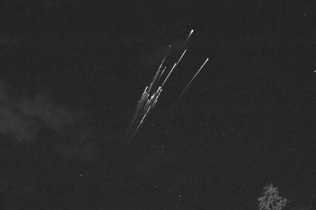 Посмотрите, как эффектно сгорели спутники Starlink в ночном небе: видео