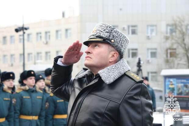 В день 35-летия МЧС России торжественные церемонии возложения цветов к памятникам состоялись во всех регионах